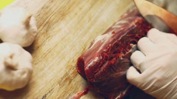 Chef Reinigt Rohes Fleisch Und Schneidet Bindegewebe Und Oberflächenmembran Von — Stockvideo