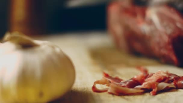 Séf Éles Késsel Tisztítja Meg Nyers Húst Vágja Kötőszövetet Felszíni — Stock videók