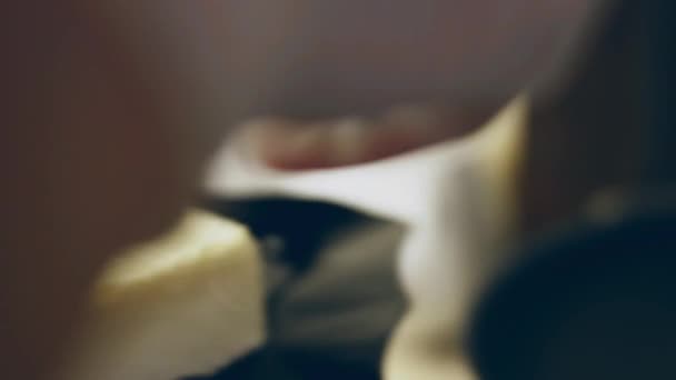 Ψημένο Ζουμερό Κρέας Μπριζόλας Βουρτσισμένο Δεντρολίβανο Φλεγόμενη Σχάρα Περιτριγυρισμένο Από — Αρχείο Βίντεο