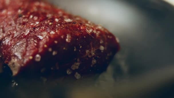 Főzött Szaftos Steak Hús Marhahús Rozmaringgal Ecset Egy Lángoló Grill — Stock videók