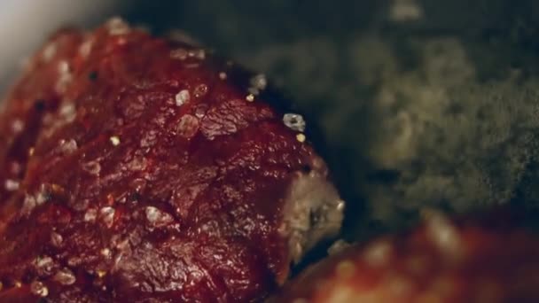 烤好的多汁牛排牛肉用迷迭香刷在燃烧的烤架上 周围都是其他的肉和香肠 慢动作 — 图库视频影像