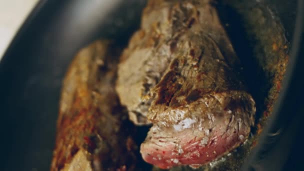 Vařené Šťavnaté Hovězí Steak Kartáčované Rozmarýnem Hořícím Grilu Obklopeném Dalším — Stock video