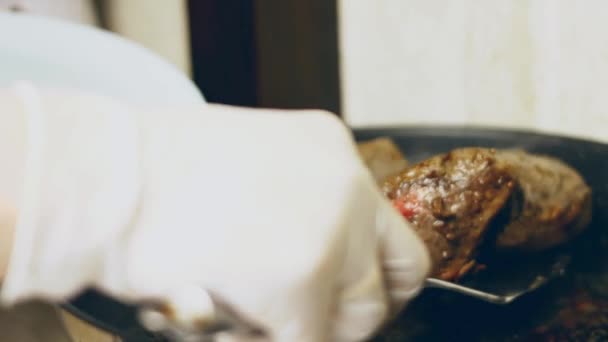 Carne Res Filete Jugosa Cocida Cepillada Con Romero Una Parrilla — Vídeos de Stock