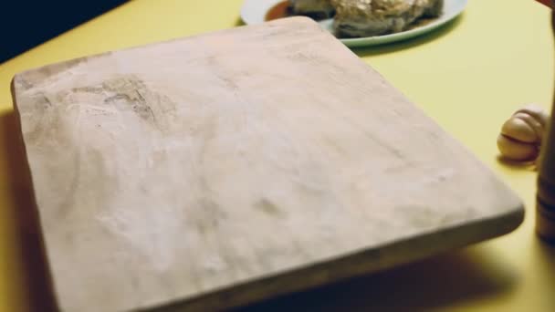 Piekarze Rozkładają Ciasto Dłoniach Pieczenia Chleba Zbliżenie Rozkładającego Się Chleba — Wideo stockowe