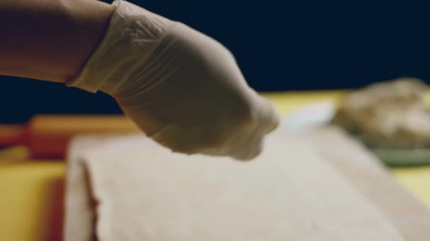 Bagare Sprider Degen Händerna För Att Baka Bröd Närbild Utfällbart — Stockvideo