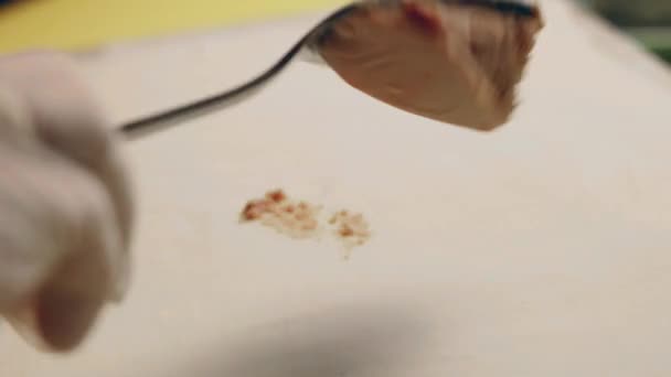 Tangan Menempatkan Mangkuk Dengan Telur Kocok Dekat Dengan Daging Sapi — Stok Video