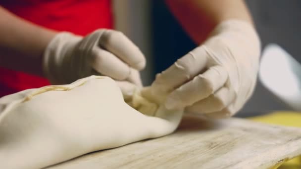 Χέρια Βάζει Μπολ Χτυπημένο Αυγό Κοντά Σχηματίζεται Ακατέργαστο Βόειο Κρέας — Αρχείο Βίντεο