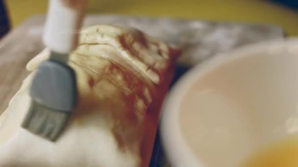 Mâinile Pun Castron Bătut Aproape Carnea Vită Brută Formată Wellington — Videoclip de stoc