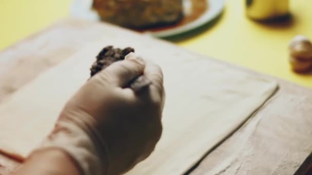 Руки Кладуть Чашу Битим Яйцем Близько Сформованого Сирого Яловичини Веллінгтон — стокове відео