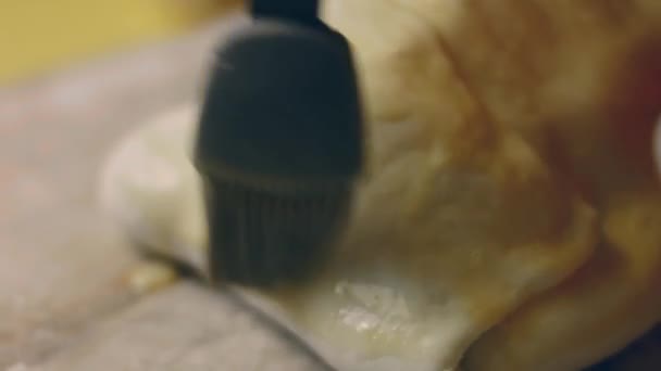Hände Legen Schüssel Mit Geschlagenem Die Nähe Von Rohem Rindfleisch — Stockvideo