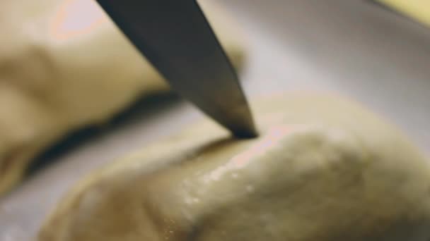 Manos Pone Tazón Con Huevo Batido Cerca Wellington Carne Cruda — Vídeos de Stock