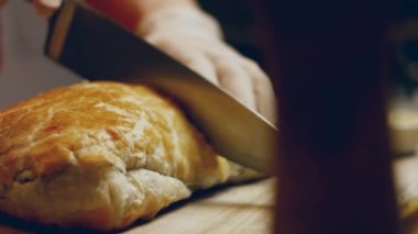 Wellington bifteğini bıçakla kes.