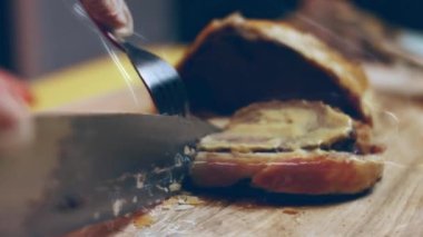 Wellington bifteğini bıçakla kes.