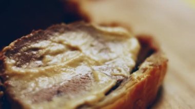 Wellington bifteğini bıçakla kes.