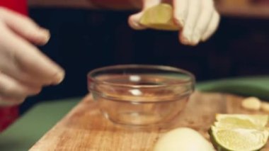Şefin eli limon sıkıyor. Kapat..