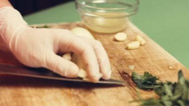 Tahta üzerinde soğan doğrayan şefin buhar dönüşüm etkisi. Yakın çekim, güzel dekorasyon. Hoş bir atmosfer. 4k Video.