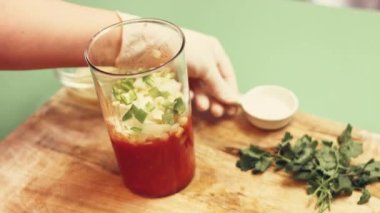 Salsa malzemelerini el blendırıyla karıştırıyorum. Salsa yapma süreci