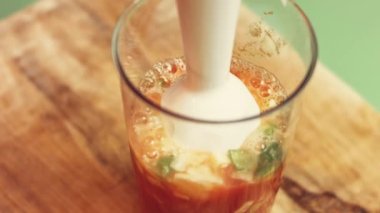 Salsa malzemelerini el blendırıyla karıştırıyorum. Salsa yapma süreci
