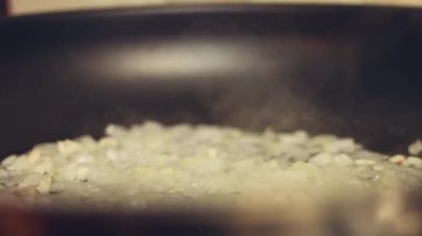 Dolsot bibimbap - Kore karışık pirinci, buğulanmış pirinç, sebze, domuz ve sahanda yumurta, sıcak taş bir tencerede servis edilen Dolsot, Kore 'de taş kap anlamına gelir.