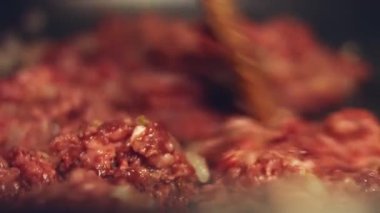 Dolsot bibimbap - Kore karışık pirinci, buğulanmış pirinç, sebze, domuz ve sahanda yumurta, sıcak taş bir tencerede servis edilen Dolsot, Kore 'de taş kap anlamına gelir.