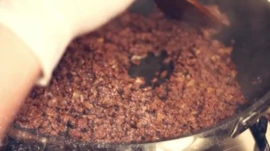 Dolsot bibimbap - Kore karışık pirinci, buğulanmış pirinç, sebze, domuz ve sahanda yumurta, sıcak taş bir tencerede servis edilen Dolsot, Kore 'de taş kap anlamına gelir.