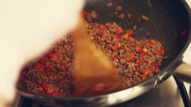 Dolsot bibimbap - Kore karışık pirinci, buğulanmış pirinç, sebze, domuz ve sahanda yumurta, sıcak taş bir tencerede servis edilen Dolsot, Kore 'de taş kap anlamına gelir.