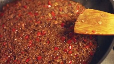 Dolsot bibimbap - Kore karışık pirinci, buğulanmış pirinç, sebze, domuz ve sahanda yumurta, sıcak taş bir tencerede servis edilen Dolsot, Kore 'de taş kap anlamına gelir.