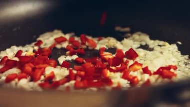 Dolsot bibimbap - Kore karışık pirinci, buğulanmış pirinç, sebze, domuz ve sahanda yumurta, sıcak taş bir tencerede servis edilen Dolsot, Kore 'de taş kap anlamına gelir.