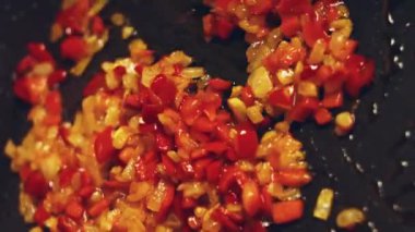 Dolsot bibimbap - Kore karışık pirinci, buğulanmış pirinç, sebze, domuz ve sahanda yumurta, sıcak taş bir tencerede servis edilen Dolsot, Kore 'de taş kap anlamına gelir.