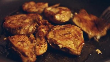 Kamera ızgarada domuz pastırması pişirmeyi takip ediyor. Yüksek hızlı kamera ve hayalet kaslı 4K ile çekilmiş. Yavaş Hareket.