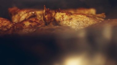 Kamera ızgarada domuz pastırması pişirmeyi takip ediyor. Yüksek hızlı kamera ve hayalet kaslı 4K ile çekilmiş. Yavaş Hareket.