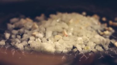 Cızırdayan sebzeler, havuçlar, yeşil bezelyeler ve teriyaki soslu yeşil fasulyeler çelik kızartma tavasında. Ev mutfağında elektrikli ocak yaşam tarzı videosunda yemek pişirmek