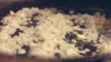 Cızırdayan sebzeler, havuçlar, yeşil bezelyeler ve teriyaki soslu yeşil fasulyeler çelik kızartma tavasında. Ev mutfağında elektrikli ocak yaşam tarzı videosunda yemek pişirmek