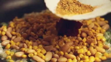 Cızırdayan sebzeler, havuçlar, yeşil bezelyeler ve teriyaki soslu yeşil fasulyeler çelik kızartma tavasında. Ev mutfağında elektrikli ocak yaşam tarzı videosunda yemek pişirmek