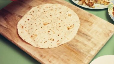 Meksika yemeği, fırın siyah mısır tortilla peyniri ve kabak çiçeği hazırlar.