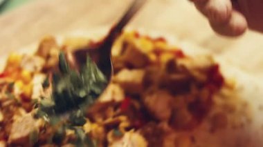 Meksika yemeği, fırın siyah mısır tortilla peyniri ve kabak çiçeği hazırlar.