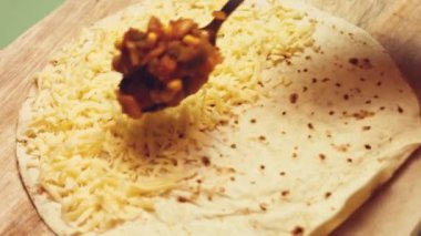 Meksika yemeği, fırın siyah mısır tortilla peyniri ve kabak çiçeği hazırlar.