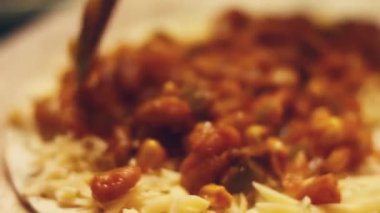 Meksika yemeği, fırın siyah mısır tortilla peyniri ve kabak çiçeği hazırlar.