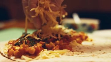 Meksika yemeği, fırın siyah mısır tortilla peyniri ve kabak çiçeği hazırlar.