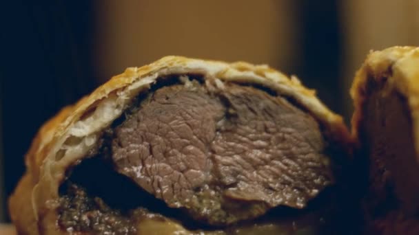Tăiați Bucăți Carne Vită Wellington Cuțit — Videoclip de stoc