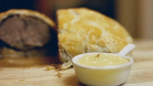 Tăiați Bucăți Carne Vită Wellington Cuțit — Videoclip de stoc