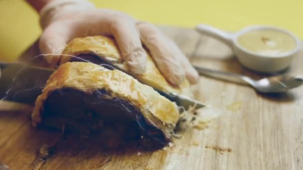 Corte Pedaços Carne Wellington Com Uma Faca — Vídeo de Stock
