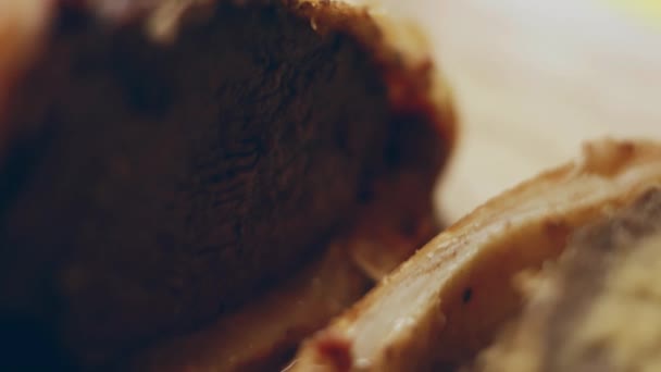 Cortar Trozos Carne Wellington Con Cuchillo — Vídeos de Stock