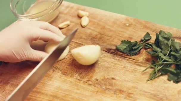 Efeito Transformação Vapor Cortar Cebolas Chef Uma Tábua Madeira Perto — Vídeo de Stock