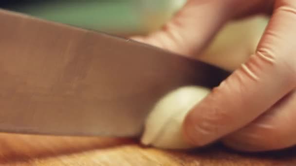 Efecto Transformación Vapor Del Chef Cebollas Picadas Una Tabla Madera — Vídeo de stock
