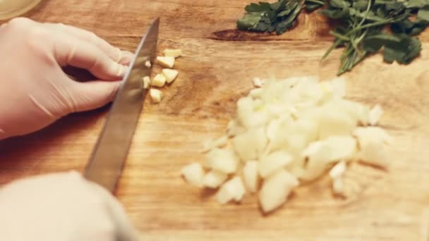 Effetto Trasformazione Vapore Chopping Cipolla Chef Una Tavola Legno Vicino — Video Stock