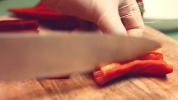 Mužská Ruka Rozseká Červený Sladký Pepř Půli Ostrým Nožem Mokrý — Stock video