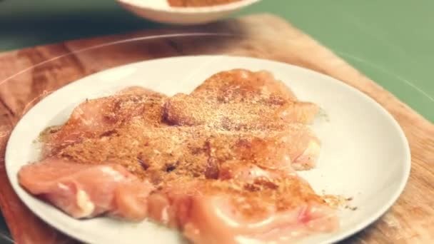 돼지고기 쇠고기 닭고기 칠면조에 파프리카 유리그릇에 섞는다 양념으로 고기를 양념하는 — 비디오