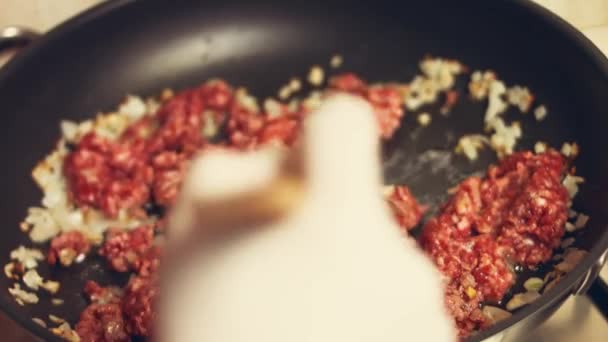 Dolsot Bibimbap Korean混合米饭 包括蒸饭 猪肉和煎蛋 放在火锅里 Dolsot指的是韩国的石锅 — 图库视频影像