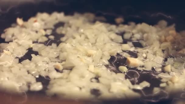 鉄板焼醤油で野菜 エンドウ豆 緑豆を炒め 蒸します 電気ストーブのライフスタイルビデオの家庭キッチンでの料理 — ストック動画